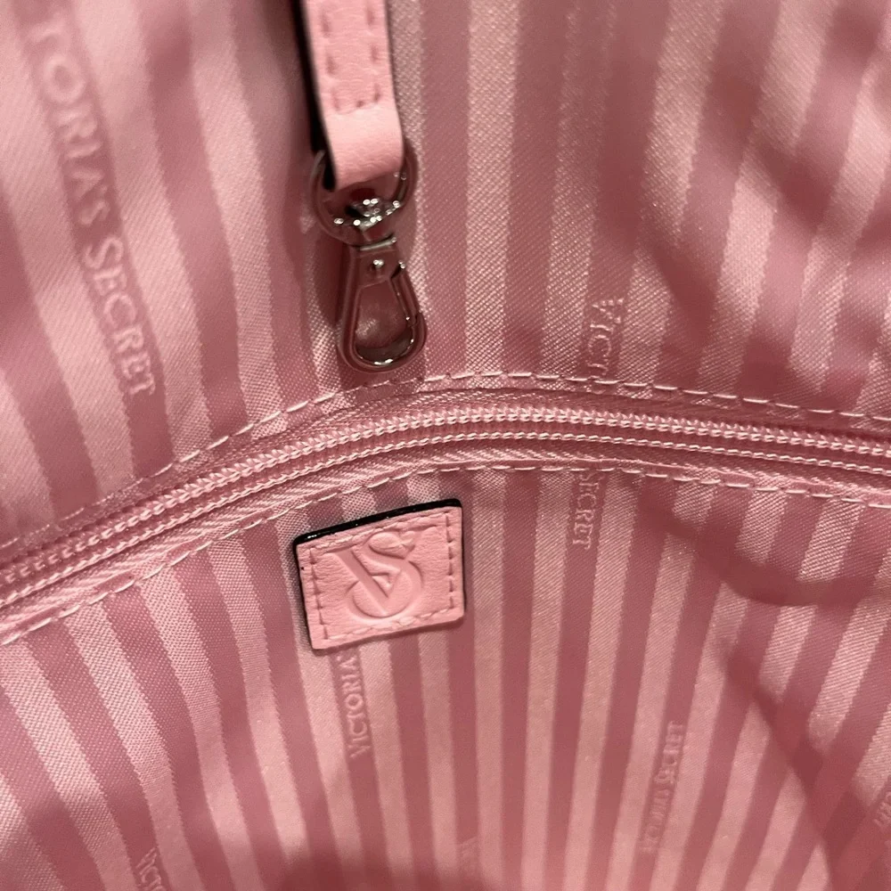 NWT VS Victoria’s Secret Fashion Show 2025 NYC Exclusive Chain Tote Pink Stripe